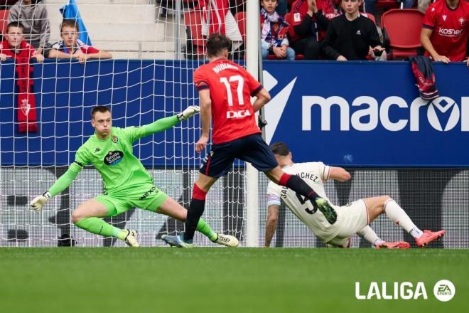 Penalti de Luis Pérez sobre Ante Budimir en el Osasuna - Real Valladolid.