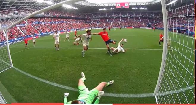 Penalti de Luis Pérez en el Osasuna - Valladolid (Foto: LALIGA).