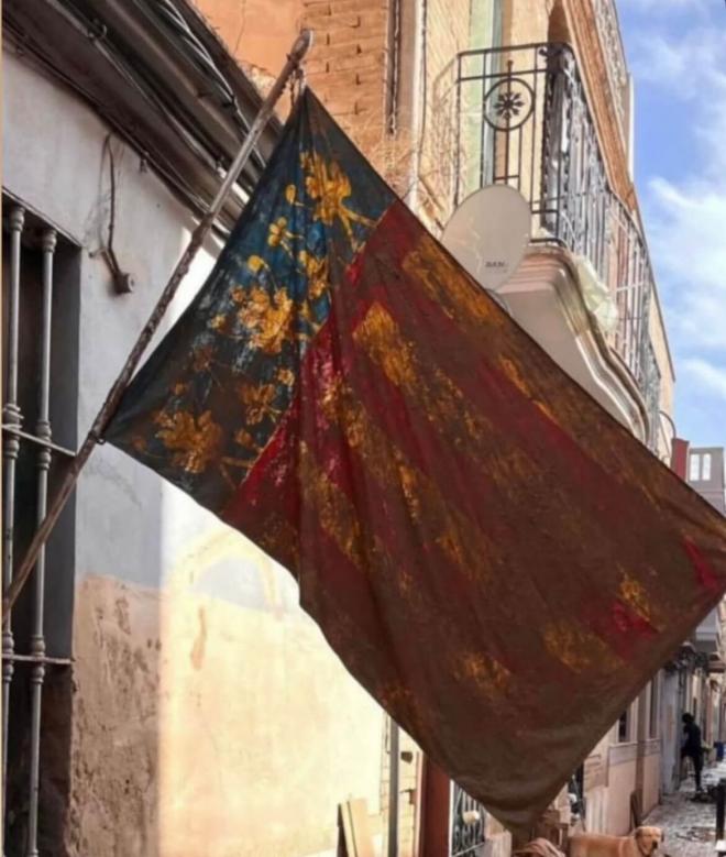 Una Senyera manchada por el barro.