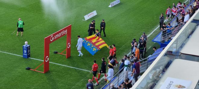 GEsto de Eibar y Elche en Ipurua.