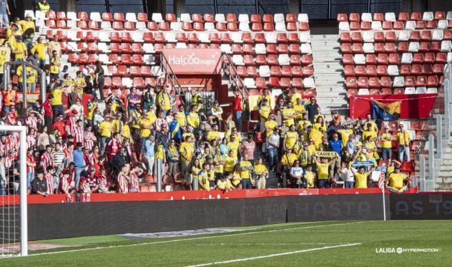 Aficionados del Cádiz presentes en Gijón (Foto: LALIGA).