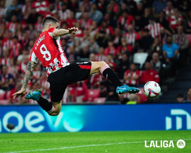 Remate acrobático de Oihan Sancet en el Athletic - Betis (Foto: LALIGA).