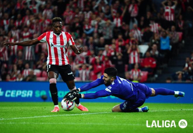 Llegada de Álvaro Djaló ante el meta Rui Silva en el partido Athletic Club - Real Betis (Foto: LALIGA).