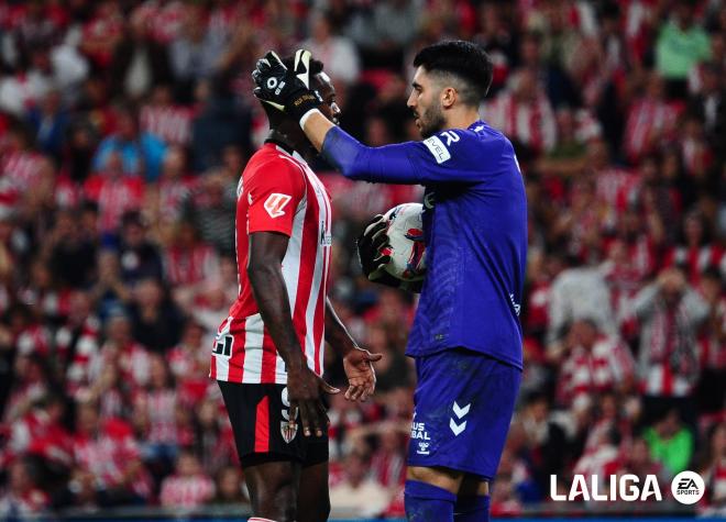 Rui Silva consuela a Iñaki Williams en el partido Athletic - Betis (Foto: LALIGA).