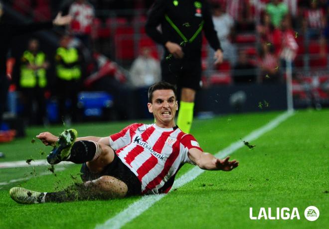 Espectacular acción de Iñigo Ruiz de Galarreta en el partido Athletic Club - Real Betis de San Mamés (Foto: LALIGA).