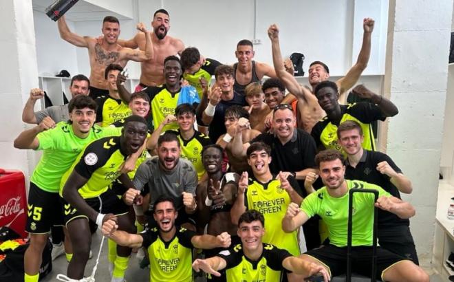 Los futbolistas del Betis Deportivo tras ganar en Ibiza (foto: Cantera RBB).