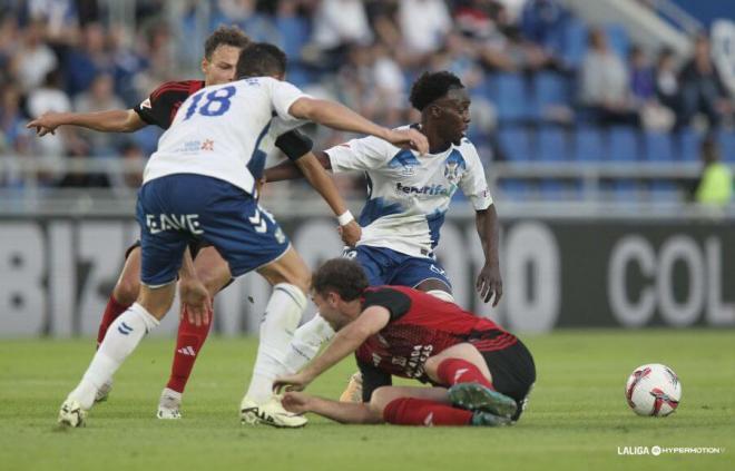 Jugada del Tenerife-Mirandés (FOTO: LALIGA).