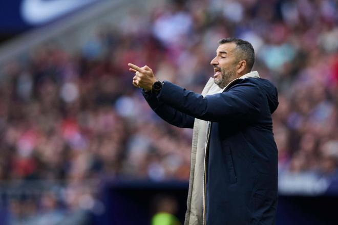 Diego Martínez da instrucciones en el Atlético de Madrid-Las Palmas (Foto: Cordon Press).