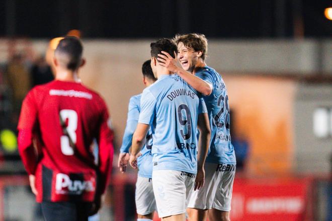 Fer López con Tasos Douvikas (Foto: RC Celta).