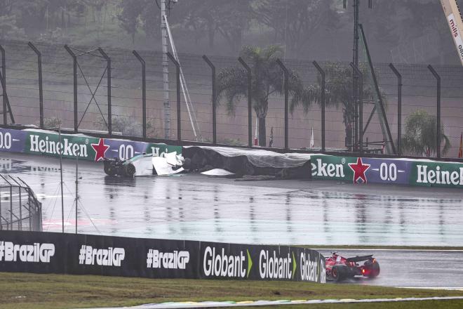 El accidente de Fernando Alonso en Brasil (Foto: Cordon Press).