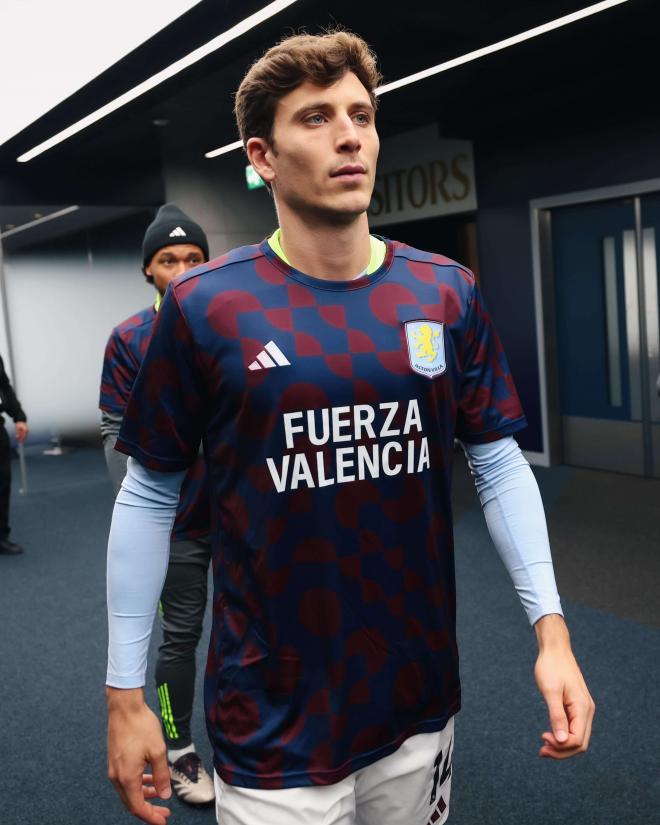 Pau Torres, con la camiseta de apoyo a Valencia (Foto: Aston Villa).