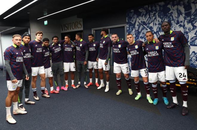 Los jugadores del Aston Villa, con la camiseta de apoyo a Valencia (Foto: Aston Villa).