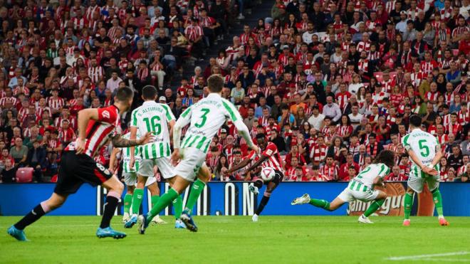 Disparo de Iñaki Williams ante el Real Betis en San Mamés (Foto: Athletic Club).