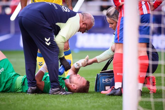 Jasper Cillessen se duele del golpe en el Atlético de Madrid-Las Palmas (Foto: Cordon Press).