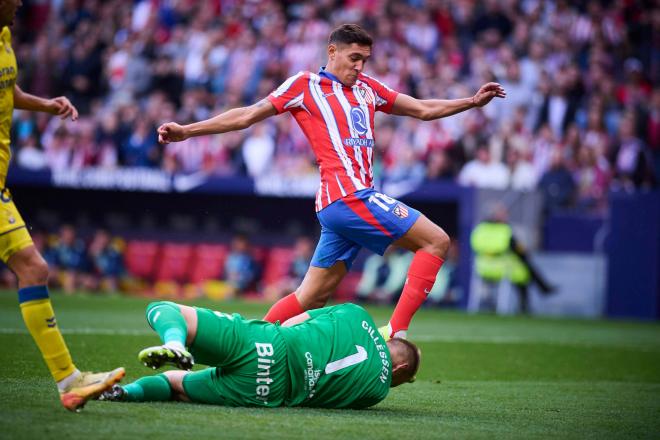 Nahuel Molina golpea a Jasper Cillessen en el Atlético de Madrid-Las Palmas (Foto: Cordon Press).