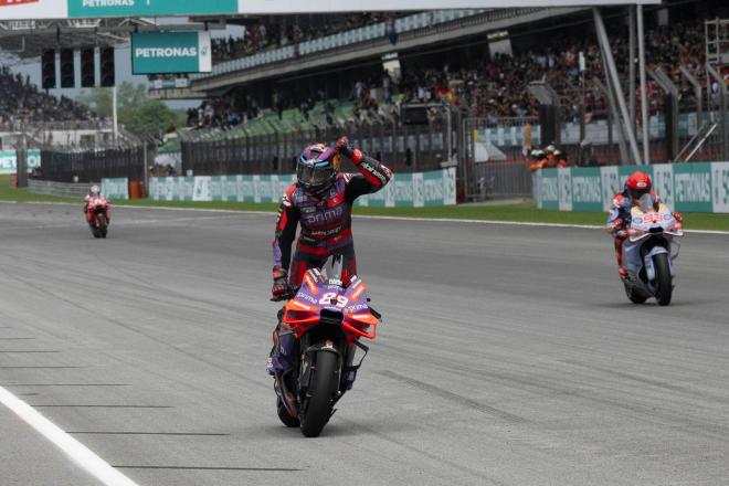 Jorge Martín celebra su victoria al sprint en el GP de Malasia (Foto: Cordon Press).