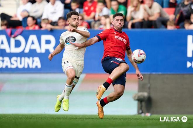 Jesús Areso defiende un balón delante de Raúl Moro (Foto: LALIGA).