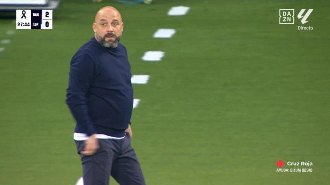 Manolo González, en la banda durante el Barcelona-Espanyol.