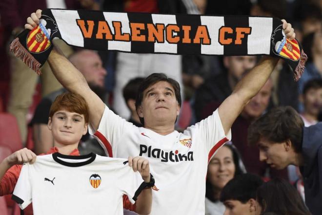 Padre e hijo con camiseta y bufanda del Valencia (Foto: Kiko Hurtado).