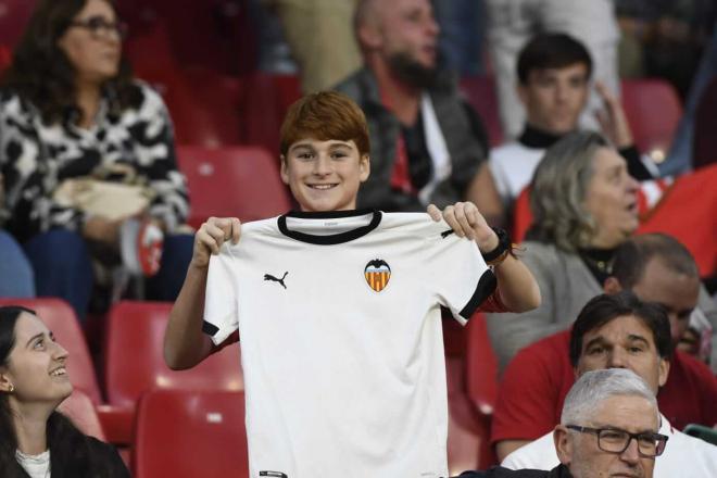 El chico con la camiseta del Valencia en el Sánchez-Pizjuán (Foto: Kiko Hurtado).