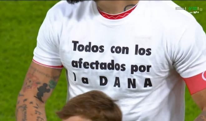 Las camisetas con las que han saltado al césped los jugadores del Sevilla.