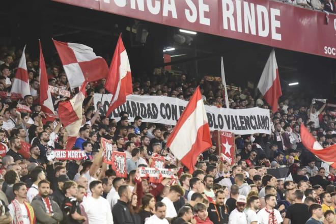 Pancarta en solidaridad con Valencia en el Gol Norte (Foto: Kiko Hurtado).