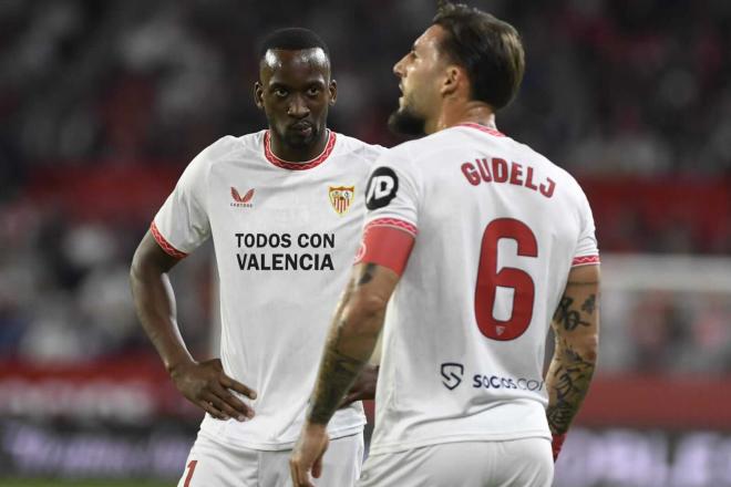 Lukebakio y Gudelj, ante la Real Sociedad (Foto: Kiko Hurtado).