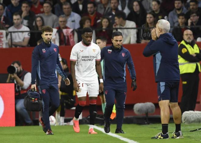 La lesión de Stanis Idumbo Muzambo ante la Real Sociedad (Foto: Kiko Hurtado)