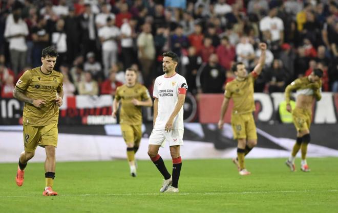 Oyarzabal celebra un tanto mientras Navas lo lamenta (Foto: Kiko Hurtado).