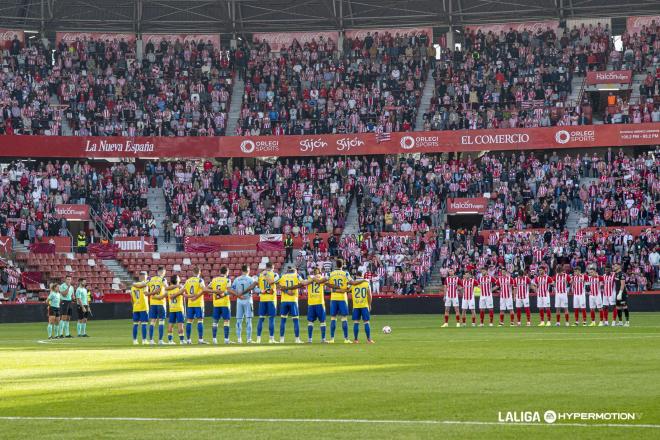 Minuto de silencio en El Molinón por la DANA en Valencia (Foto: LALIGA).