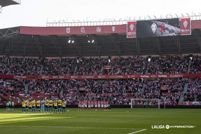 Minuto de silencio en El Molinón por la DANA en Valencia (Foto: LALIGA).