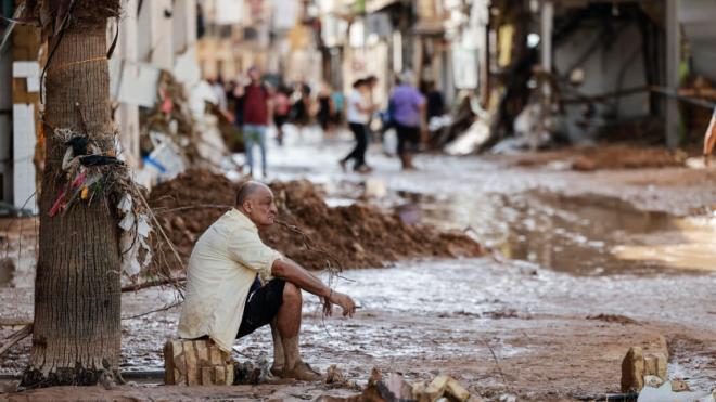 Un hombre observa los daños causados por las inundaciones en Paiporta, Valencia (Foto: EFE)