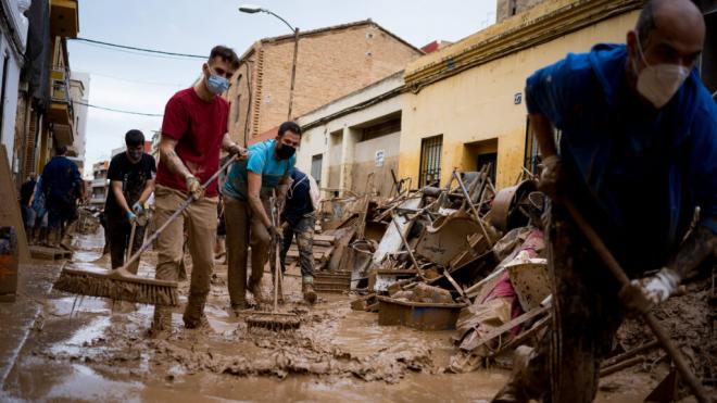 Voluntarios colaborando en las tareas de limpieza de los municipios valencianos afectados (Foto: Cordon Press)