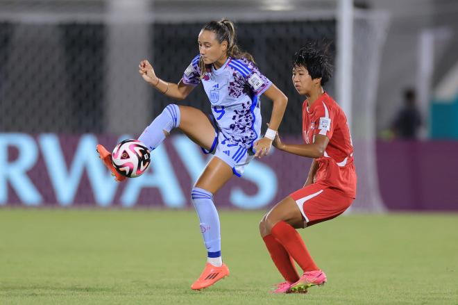 Alba Cerrato controla un balón en la final del Mundial sub 17 (Foto: @SeFutbolFem).