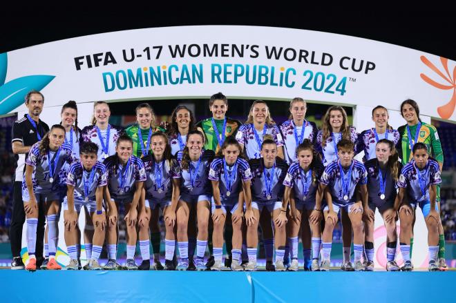 Las jugadoras de España posan con la medalla de plata en el Mundial sub 17 (Foto: @SeFutbolFem).