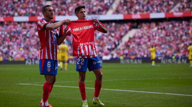 Giuliano Simeone y Koke Resurreción mostraron una camiseta de apoyo a Valencia por la Dana. (foto: