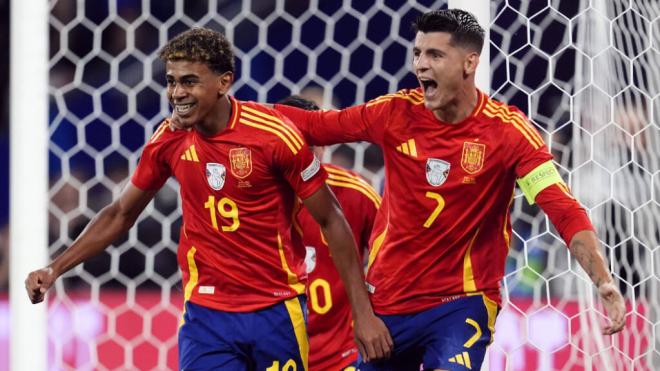 Lamine Yamal y Álvaro Morata celebran un gol en la Eurocopa 2024 (Cordon Press)