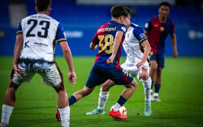 Luis Bilbao presiona a un rival ante el Barcelona B (Foto: FC Barcelona).