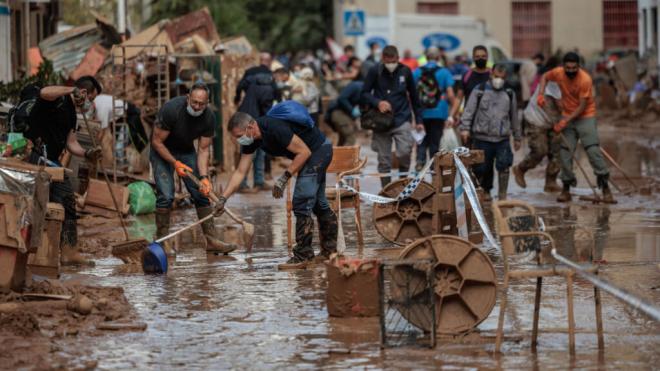 Conjunto de personas colaborando en las labores de limpieza y desescombro en Paiporta, Valencia (Foto: EFE)