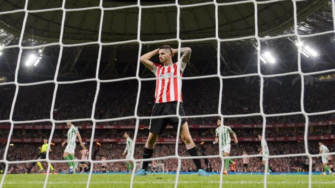 Lamento de Oihan Sancet tras una de sus ocasiones ante el Real Betis en San Mamés; se retiró por un esguince de tobillo (Foto: Athletic Club).