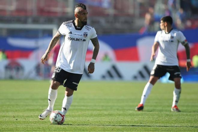 Arturo Vidal, en un partido del Colo Colo (Foto: @colocolooficial).