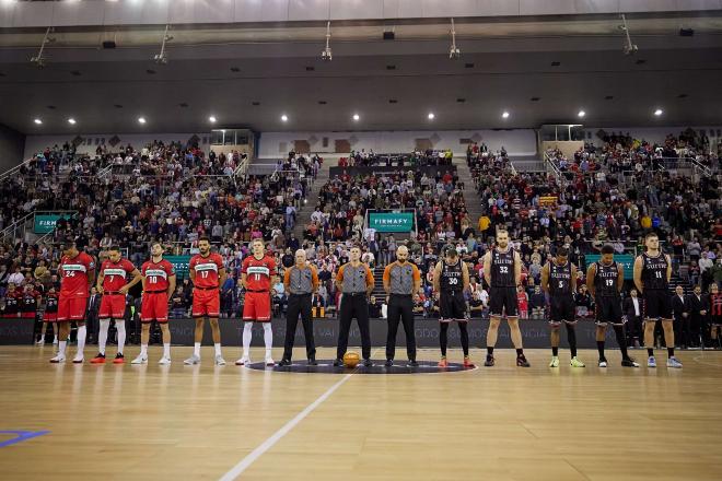 Coviran Granada y Bilbao Basket guardan un minuto de silencio por la DANA en Valencia (acb Photo).