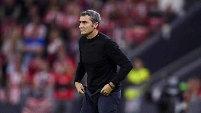 Ernesto Valverde se remanga para dirigir a su equipo durante un encuentro de los Leones (Foto: Athletic Club).