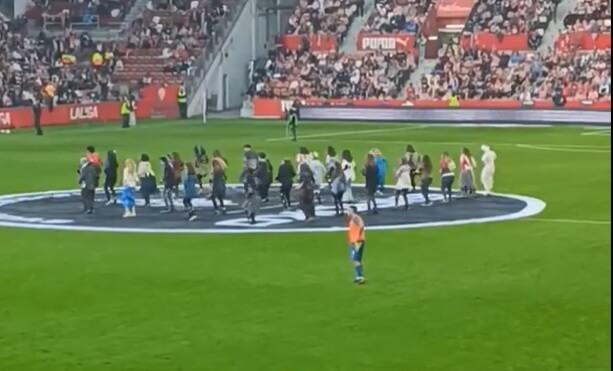 'Zombies' bailando en el descanso del Sporting - Cádiz (Foto: @ironmanRSG - X).