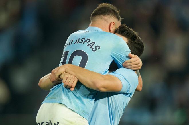 Iago Aspas abrazándose a Douvikas (Foto: RC Celta).