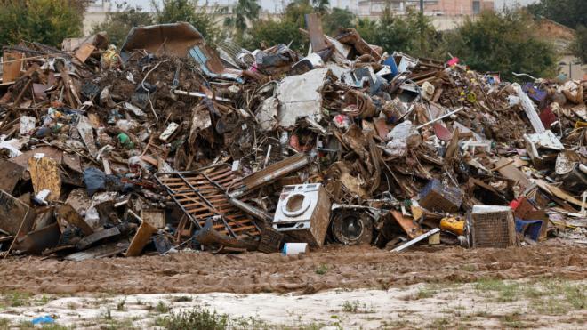 Escombros al lado de la carretera V30 a su paso por La Torre, Valencia (Foto: EFE)