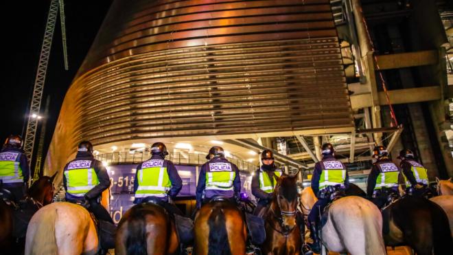 La Policía en el Santiago Bernabeu (Europa Press)