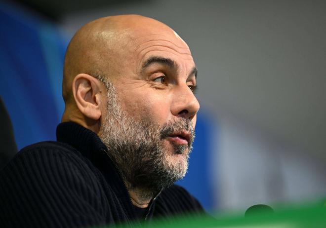 Pep Guardiola, en sala de prensa con el Manchester City (Foto: Cordon Press).