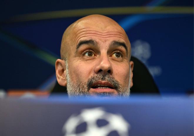 Pep Guardiola, en sala de prensa con el Manchester City (Foto: Cordon Press).