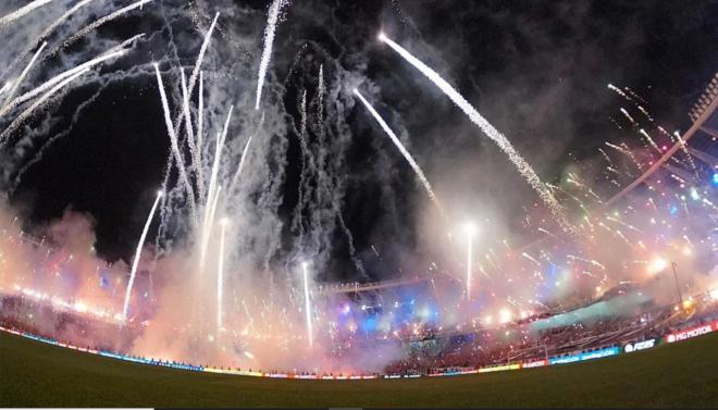 La pirotecnia en el Cilindro antes del Racing-Corinthians (Foto: EFE).